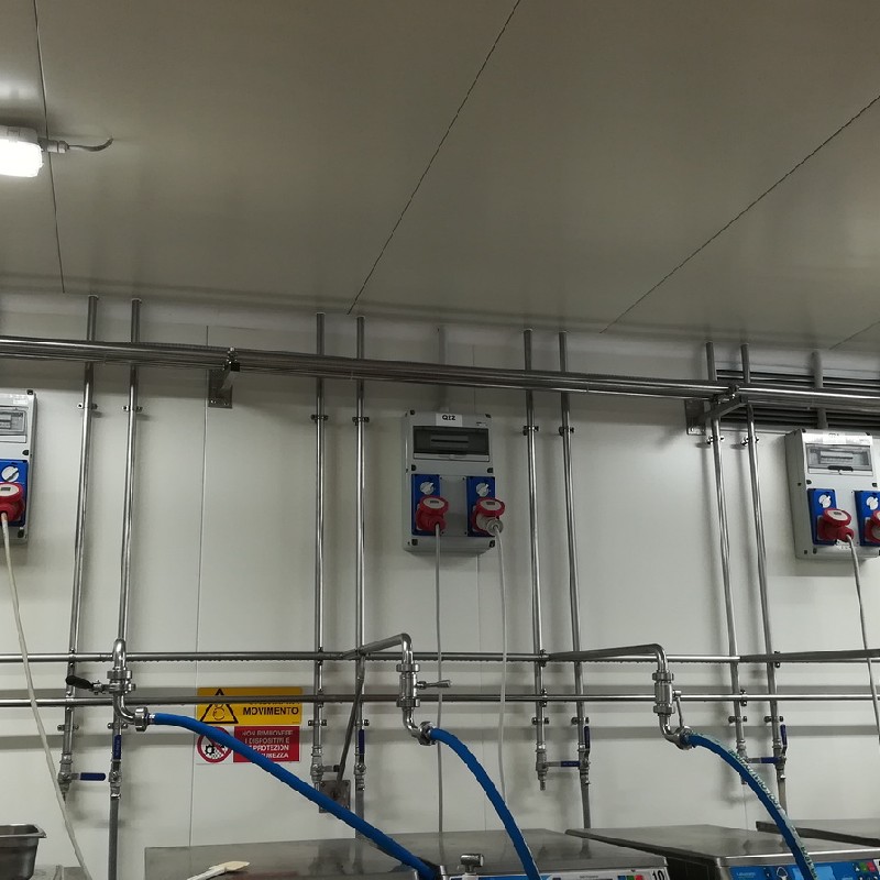 Impianto di alimentazione idrica con tubazioni in acciaio inox industria alimentare